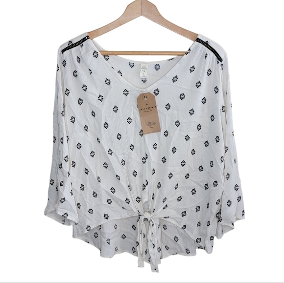 NWT Lazy Sundays | Black White Diamond Print Tie Front Top Size Small - Picture 1 of 5